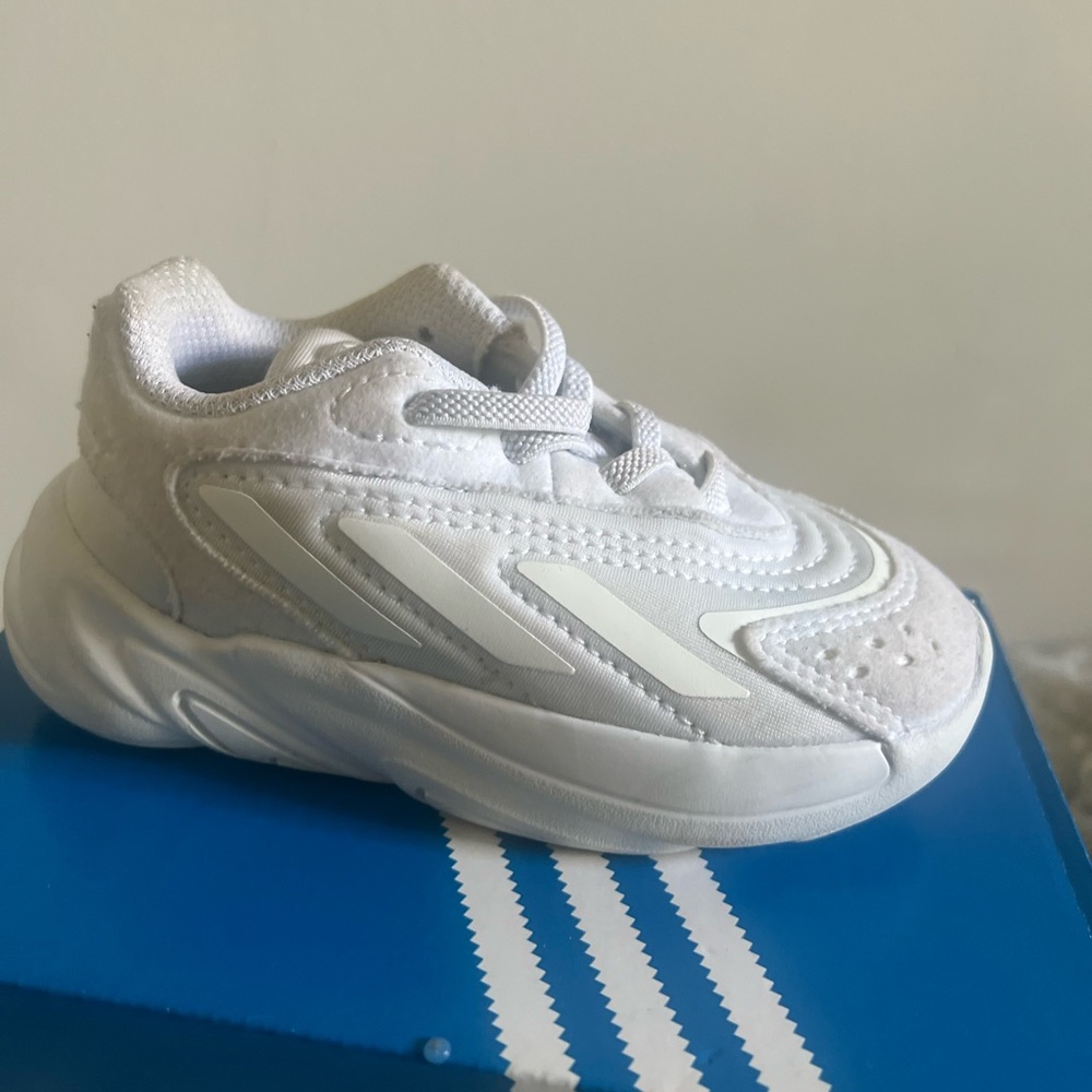 Toddler Adidas Ozelia  sneaker 6C